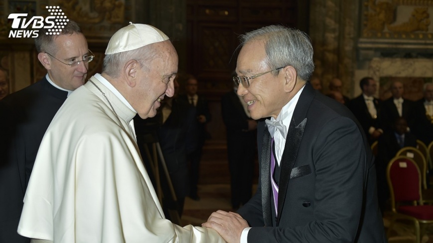 教宗(左)與中華民國駐教廷大使李世明(右)。圖／中央社
