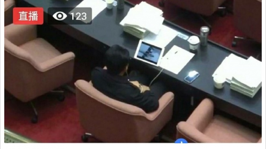 綠委被網友發現在議場看影片。圖／翻攝PTT