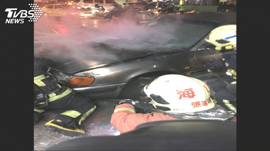 快點閃開!車突無動力失控 引擎瞬間冒火 - TVBS-N_CLEAN_10M_20180110_17-50-00.mp4_20180110_183227.130.jpg