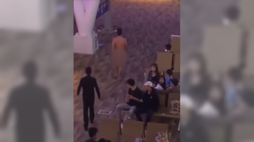 韓裔男子在普吉島機場裸奔，行為脫序。圖／翻攝YouTube，下同