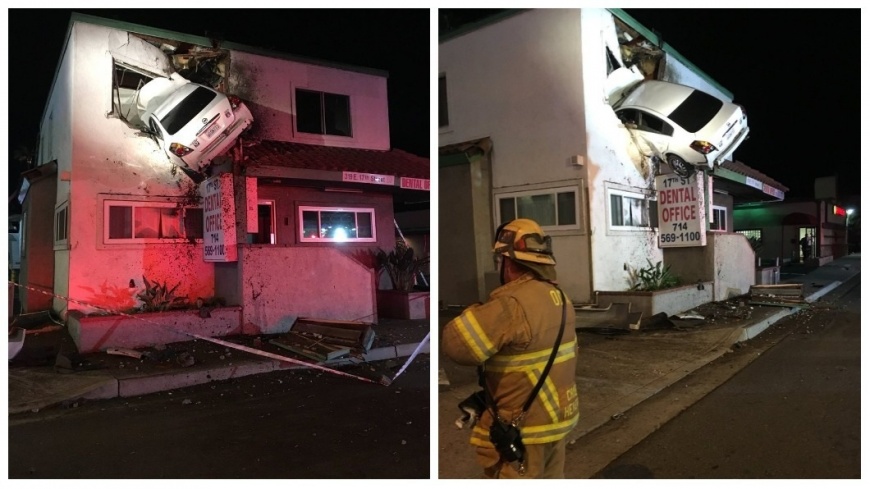 加州發生一起離奇車禍，一輛轎車竟然直接插入房子的2樓。(圖／翻攝自推特)