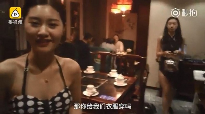 大陸江蘇一間餐廳安排6名女服生穿著比基尼上菜，引發當地一陣熱議。(圖／翻攝自YouTube)