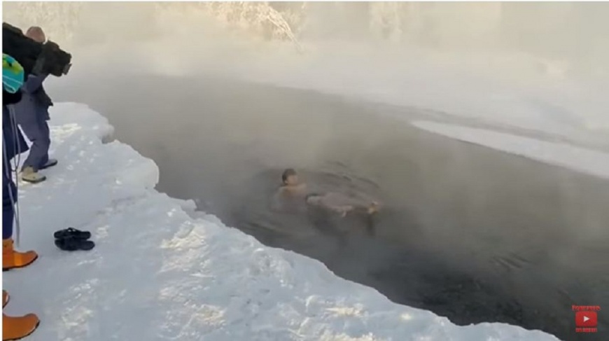 有日本男子在零下60度的情況下挑戰浸泡河水，他冷得當場大叫。(圖／翻攝自YouTube)
