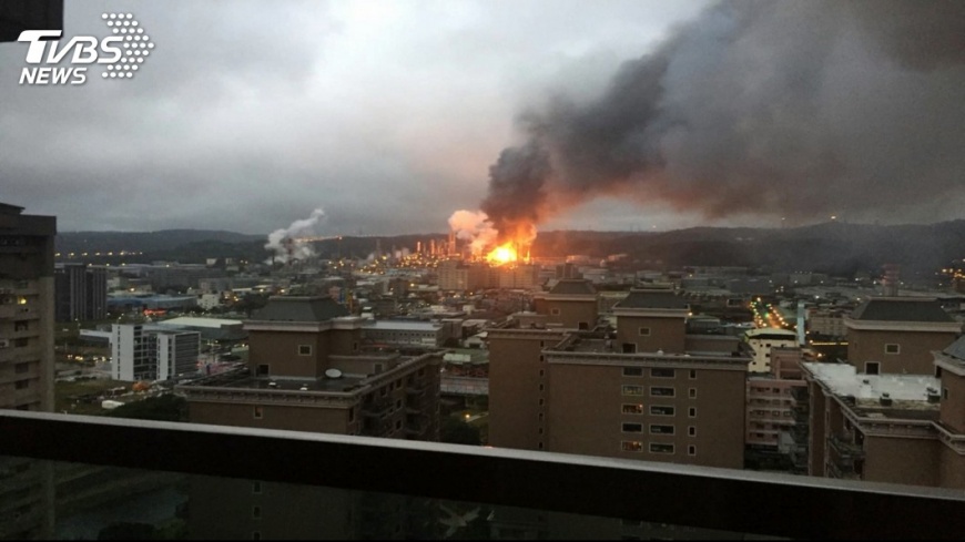 桃園龜山煉油廠一早發生爆炸，不少民眾被驚醒，以為是發生墜機事件。(圖／TVBS)