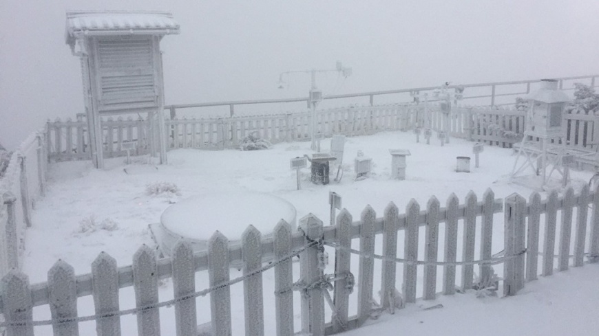 玉山清晨降雪，積雪2公分深。圖／中央氣象局提供