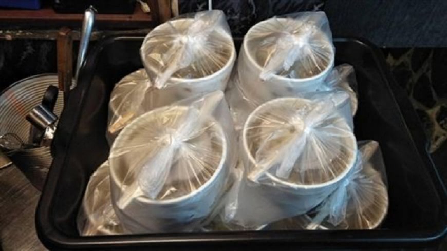 準備好的熱食會放到變電箱上。 圖/何宇淨提供