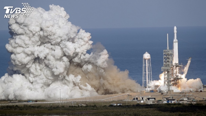 圖／達志影像美聯社 黑暗中一抹紅　SpaceX火箭攜載跑車遊太空