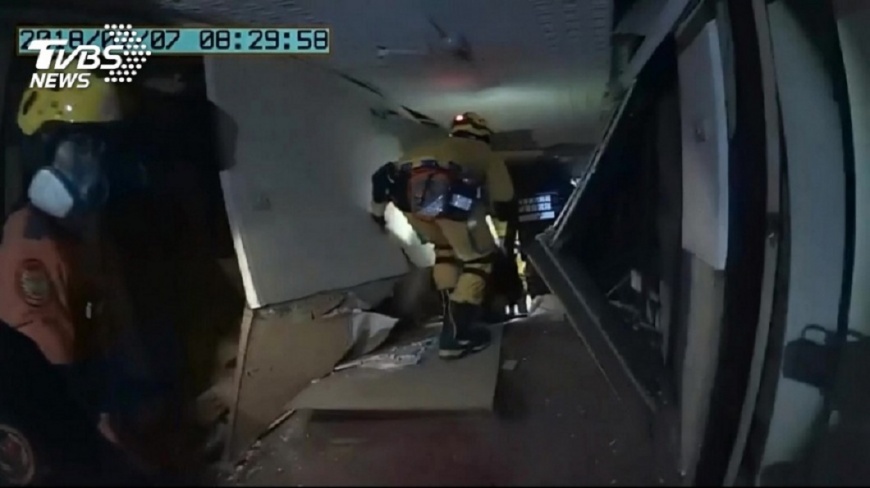 花蓮地震當下有不少陸客在內，被救出時大讚台灣救難人員速度超快的。(圖／TVBS) 深夜強震受困統帥　陸客：台灣救援挺快的