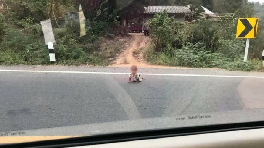 泰國一名老師開車在路上時，發現一名小寶寶竟然爬到路上。(圖／翻攝自臉書) 扯！小寶寶爬到路中央險被撞　父在家大睡母外出