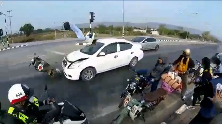 泰國一名護理師在停等紅綠燈時被轎車撞上，當場人車彈飛。(圖／翻攝自臉書)