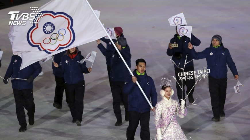 平昌冬奧中華隊進場,台灣雪橇國手連德安擔任掌旗官。圖/達志影像美聯社