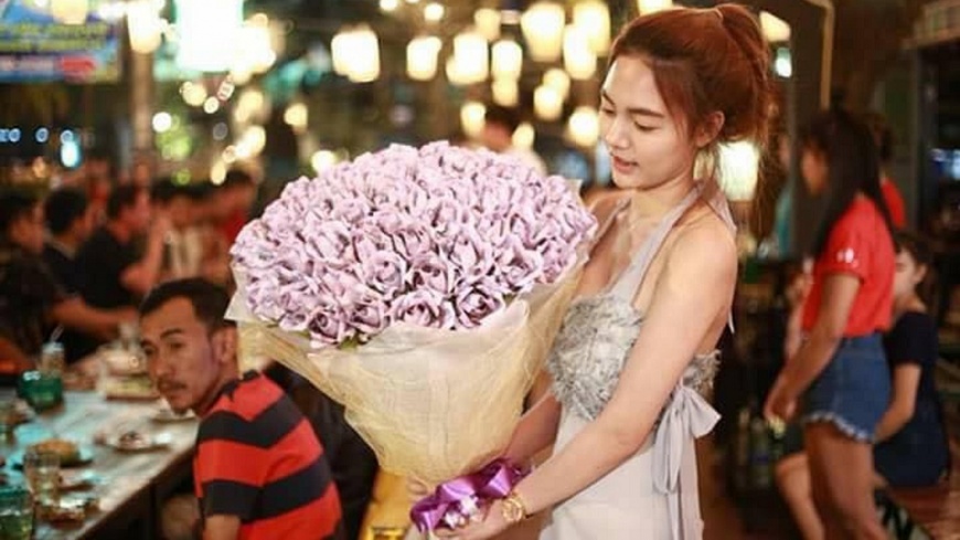 泰國一名女大生準備一把現金花束，送給男友當生日禮物。(圖／翻攝自臉書) 男友生日　20歲正妹送9萬「現金花束」當禮物