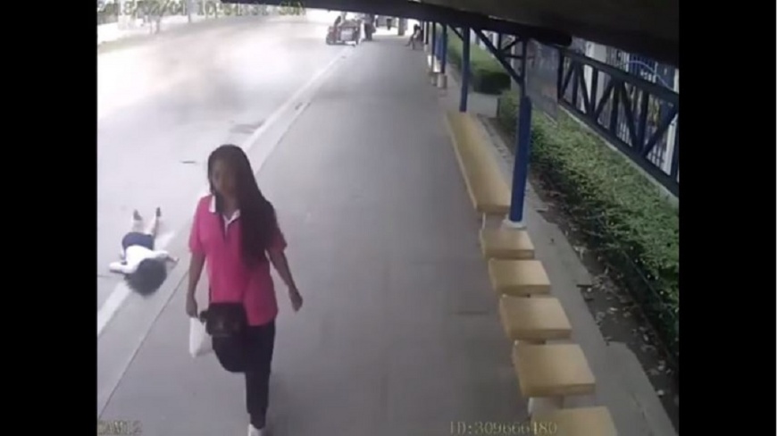 泰國一名女子在搭乘公車下車時沒注意，整個人摔趴在地。(圖／翻攝自YouTube) 公車起步才下車　短裙女踩空「臉部吻地」摔個狗吃屎