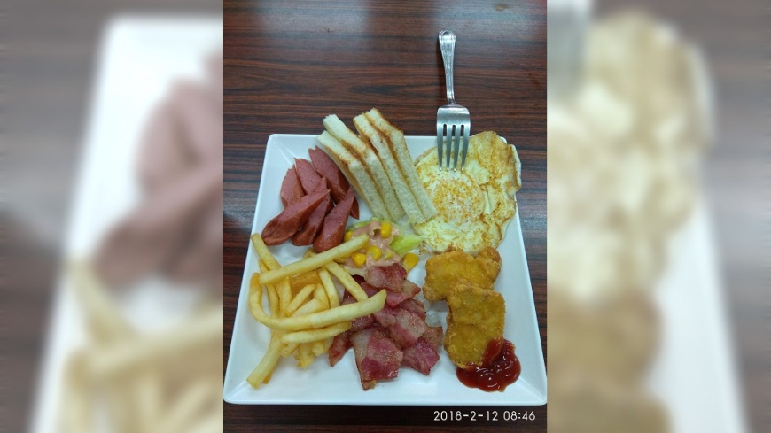 有網友分享回到鄉下的早餐菜色，這樣才賣55元，實在太划算了。(圖／翻攝自PTT)