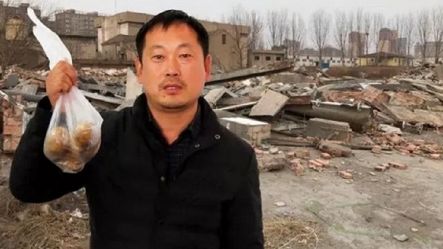 河南一名男子去超市買東西，回來發現自己800多坪的家和修車廠被拆成了廢墟。(圖／翻攝自陸網)
