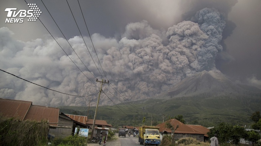 圖／達志影像美聯社 印尼火山噴發火山灰衝5公里高　未傳傷亡