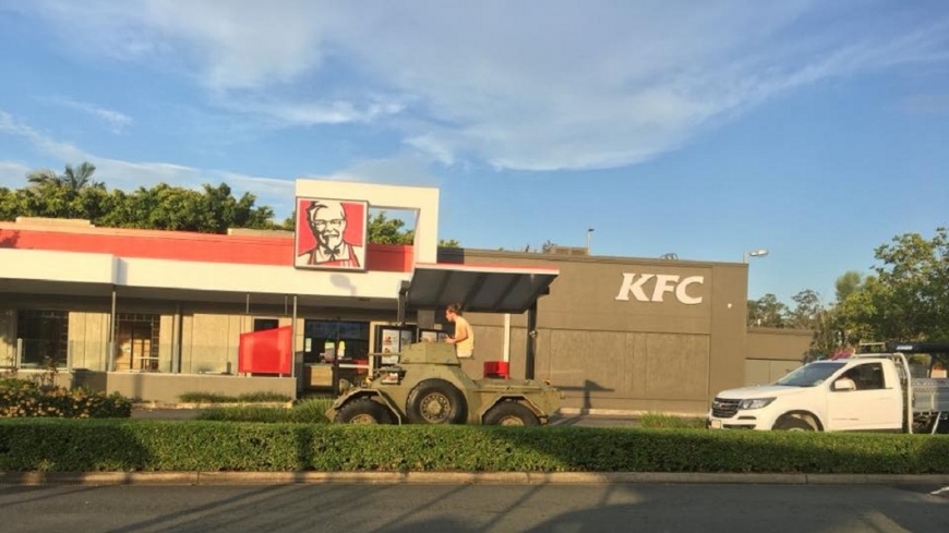澳洲一名男子開著裝甲車去肯德基得來速點餐，引發其他民眾側目。(圖／翻攝自臉書)