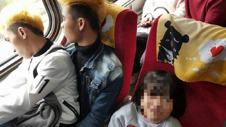 女網友分享2位越南移工在火車上讓座給她的孩子，讓她十分地感謝。(圖／翻攝自爆廢公社) 暖暖的！開工日火車人擠人　2移工交疊讓坐給小孩