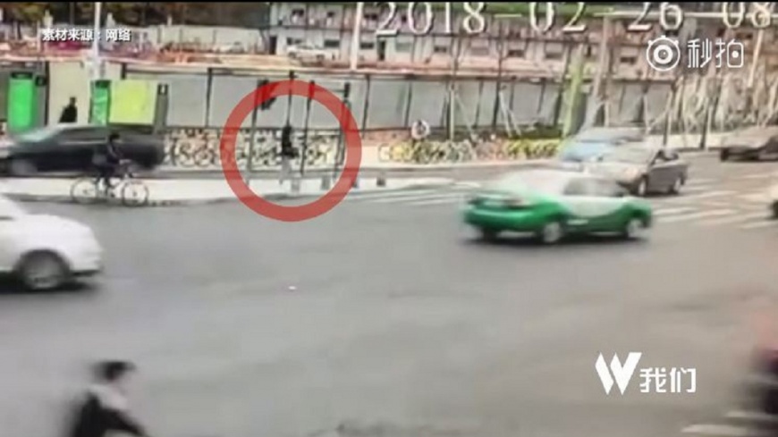 廣東深圳一名女子在人行道停等紅綠燈，突然遭一輛計程車當場撞上慘死。(圖／翻攝自秒拍)
