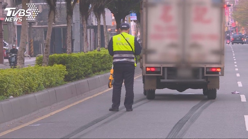 違規穿越馬路! 七旬嬤遭小貨車撞飛亡 - CH55_Clean_10M_20180305_09-09-58.mp4_20180305_092212.470.jpg