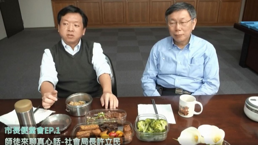 台北市長柯文哲今與社會局長許立民，在臉書直播便當餐會。翻攝／柯文哲臉書