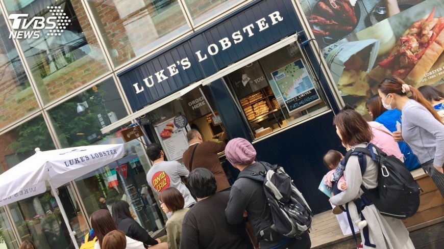 日本的Luke's Lobster吸引大批人潮排隊。圖/TVBS資料畫面