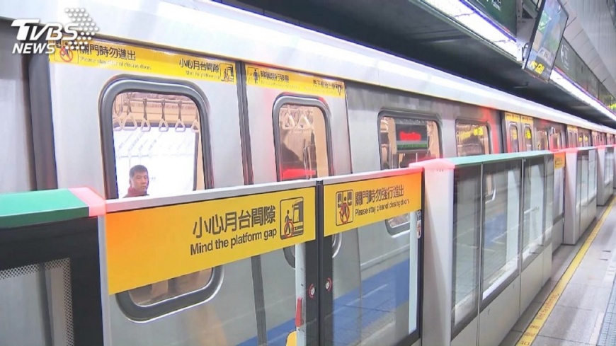 洋男在捷運上暴哭,示意圖/TVBS資料畫面