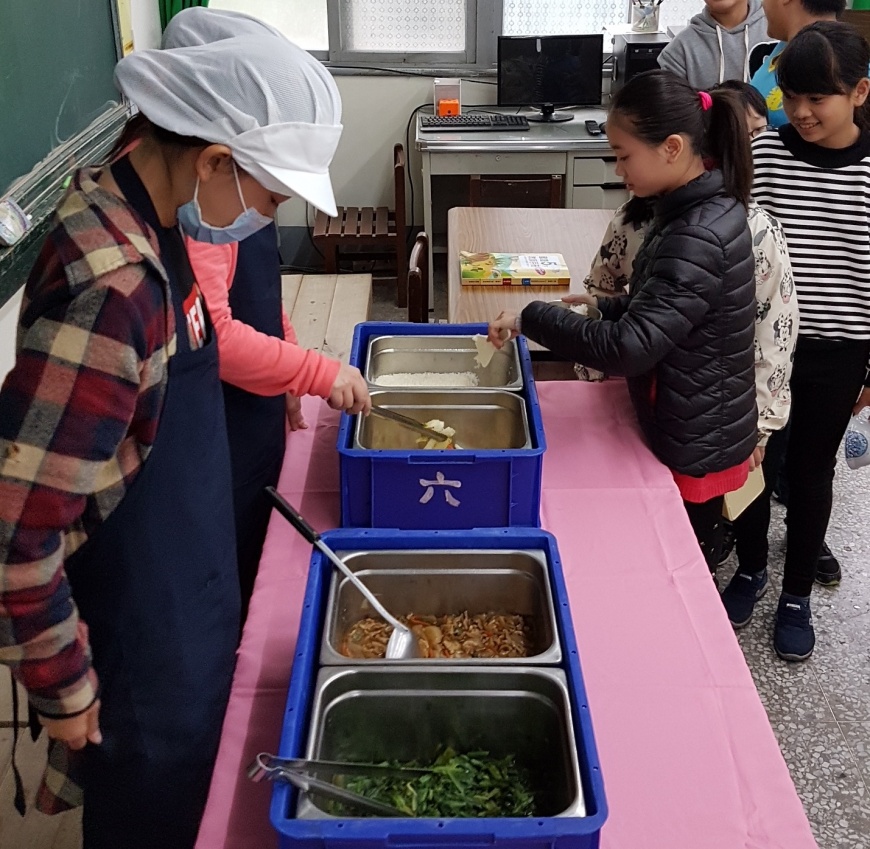花蓮縣府推動有機蔬菜，每週一餐供應縣內中小學生營養午餐。