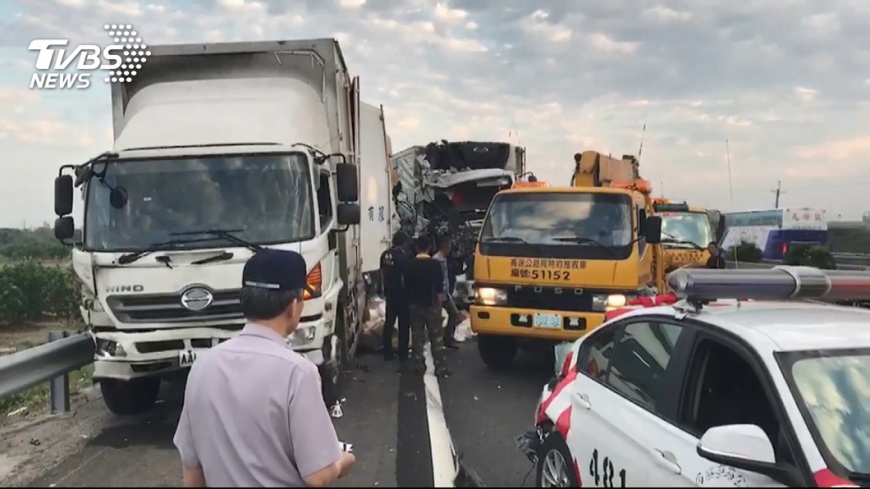 員警在國道攔查違規慘遭貨車從後方撞上喪命，圖／TVBS