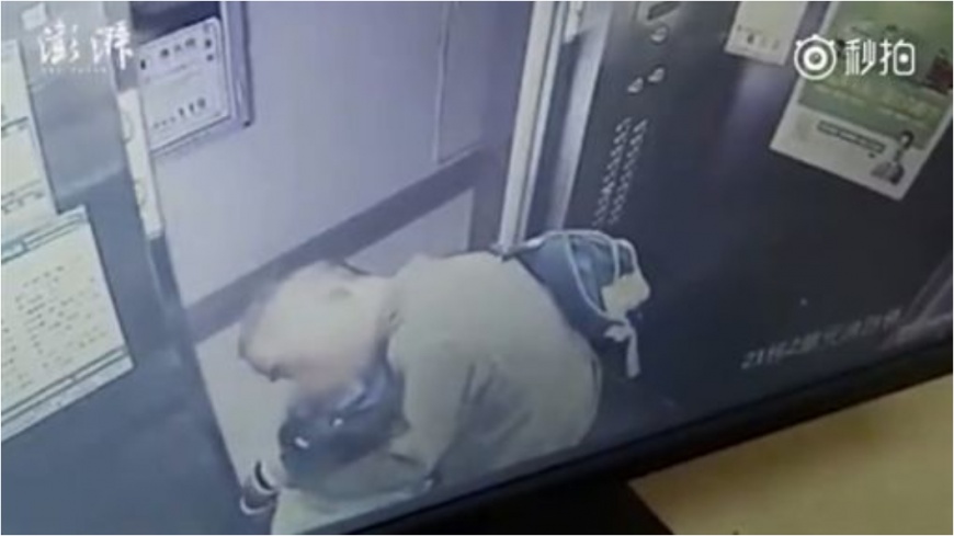老翁趁電梯內沒人，竟趁機強吻女童。圖／截取自秒拍