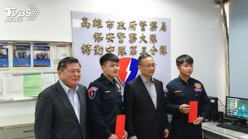 保大特警余和謙(左二)、施建安(右ㄧ)制伏陳祈安等3名歹徒,獲警政署表揚。圖/TVBS