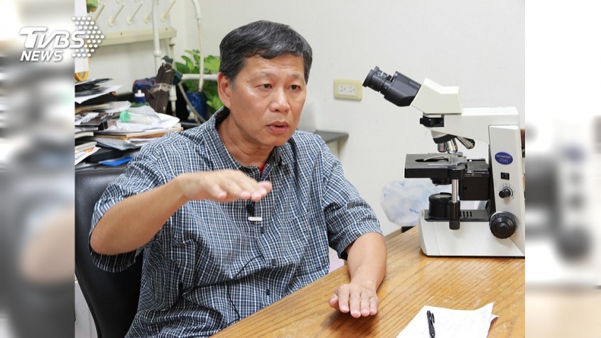 學員特地前往台大訪問獸醫專業學院鄭謙仁教授以完成融媒體作品(海洋食安亮紅燈—奈米銀汙染源)。