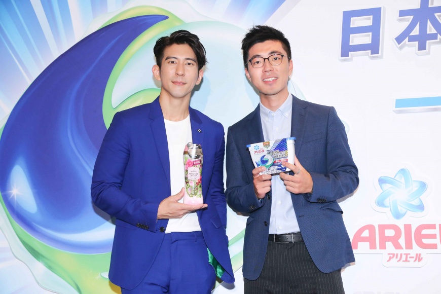 【新聞圖片4】Ariel和Lenor蘭諾資深品牌經理方小源先生(左)與日本洗衣新概念實驗室一日店長修杰楷(右) - 【新聞圖片4】Ariel和Lenor蘭諾資深品牌經理方小源先生(左)與日本洗衣新概念實驗室一日店長修杰楷(右).jpg