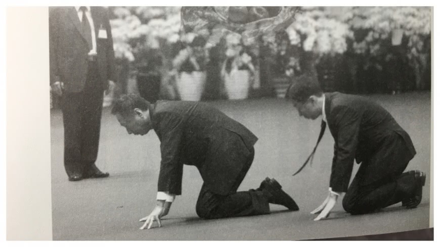 王永慶辭世,郭台銘(中間跪拜者)就帶著長子郭守正(右一跪拜者)在王永慶靈前,三度行跪叩大禮。郭台銘強調:這是除了我父親外,第一次向長輩行跪拜禮。王永慶董事長是台灣工業之父,更是工業界的領導,大家要學習他努力向前衝的精神。 圖/翻攝自「王雪紅的故事」一書