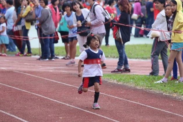 施景中貼文寫到「綺綺在學校運動會中,奮力跑向終點」。圖/截取自施景中臉書