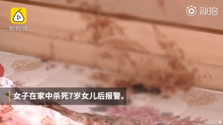 現場大片血跡令人怵目驚心。圖/翻攝自梨視頻
