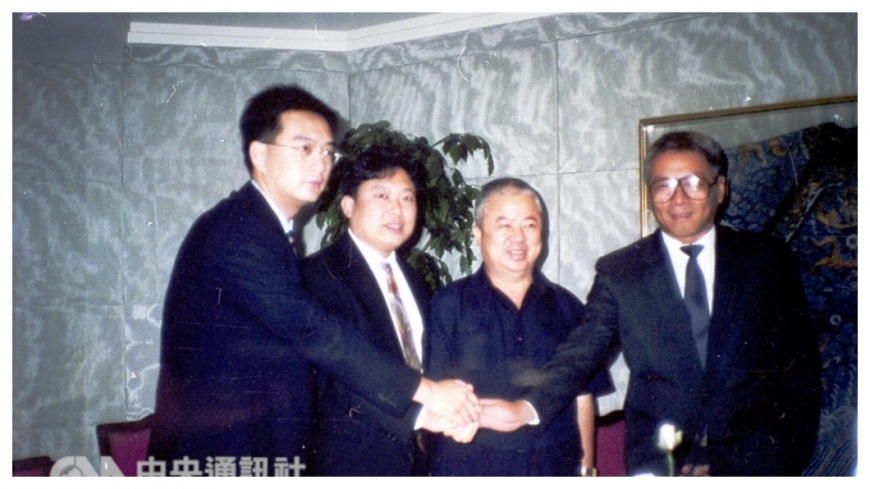 籃球是嚴凱泰(左一)除了汽車工業之外,畢生致力推動的愛好,早期與宏國集團二公子林鴻道(左二)合力推廣國內職籃運動。 圖/中央社