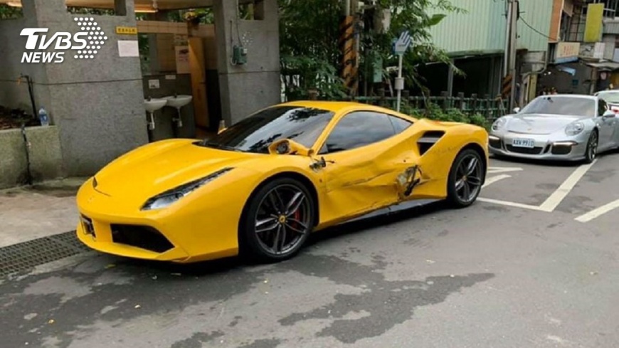 TVBS 小貨車擦撞多部超跑 恐面臨龐大維修費 (5) - TVBS 小貨車擦撞多部超跑 恐面臨龐大維修費 (5).jpg 圖/TVBS