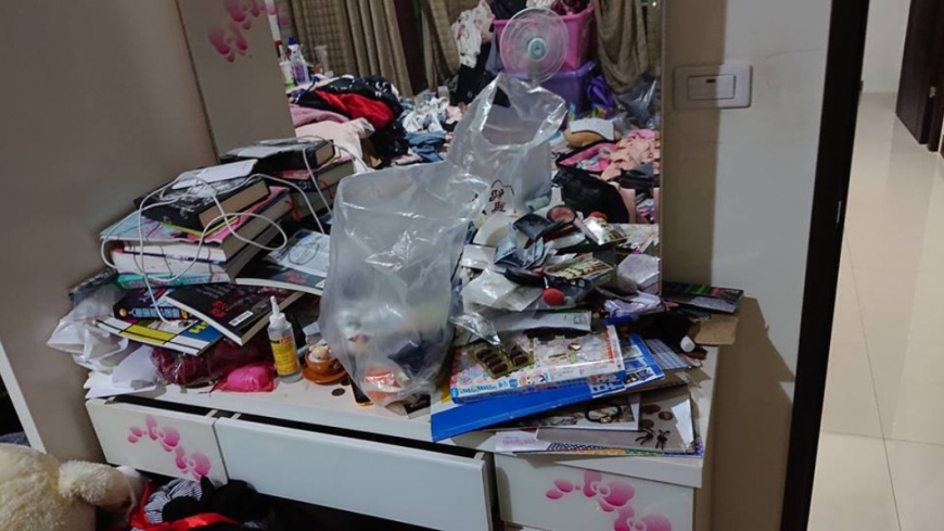 不只床上,就連桌子也堆滿了雜物。圖/翻攝自「爆廢公社公開版」