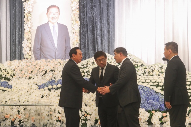 前海協會長陳雲林(左)20日以「個人名義」及「生前好友」身分來台弔唁已故前海基會董事長江丙坤,陳雲林並向江丙坤的兒子江俊德(左2)等人握手致意。/中央社
