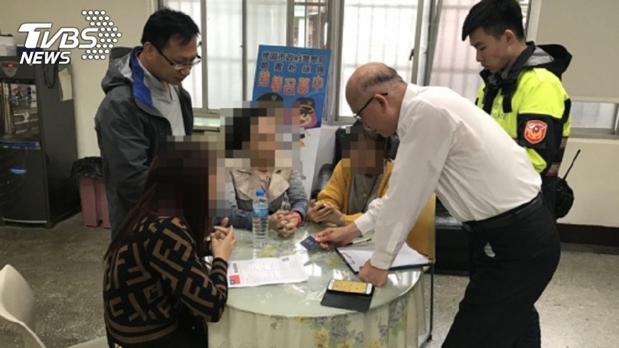 由於口供一致,警方已將她們移交桃園專勤隊進行偵訊。圖/中央社