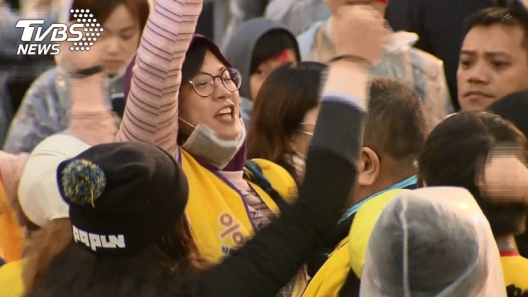民眾高喊「法稅改革救台灣」。/TVBS