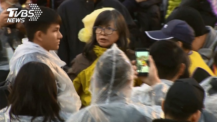 穿著黃背心的抗議民眾與維安人員發生衝突。/TVBS