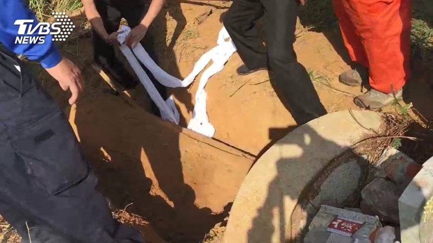 救難隊員被擄1週 遭殺害埋屍遷葬墓地 - 救難隊員被擄1週 遭殺害埋屍遷葬墓地.jpg 圖/TVBS