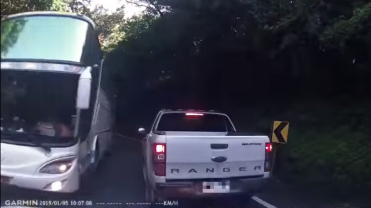 對向遊覽車越過雙黃線,強行超車。圖/翻攝自爆料公社
