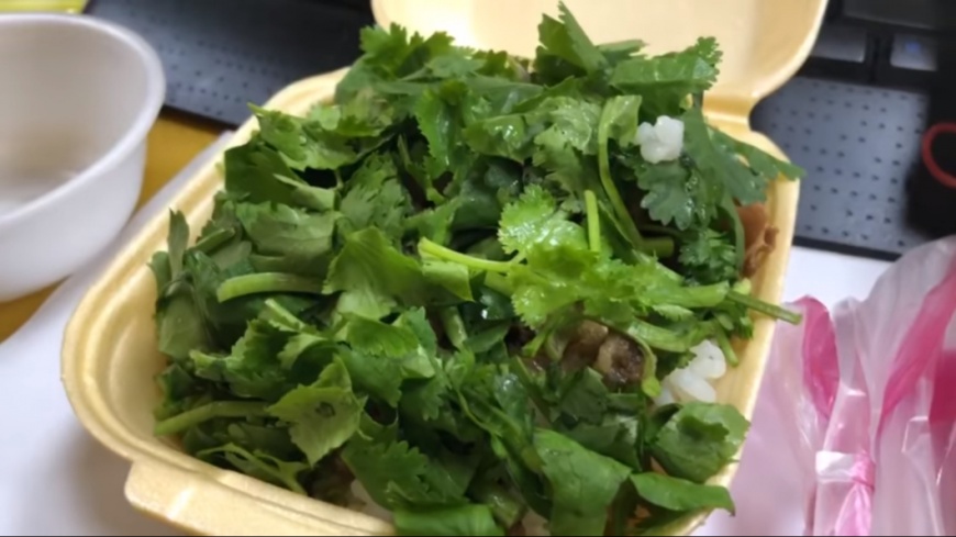 打開後驚見滿滿的香菜,完全不見滷肉飯的蹤影。圖/翻攝自「爆廢公社」