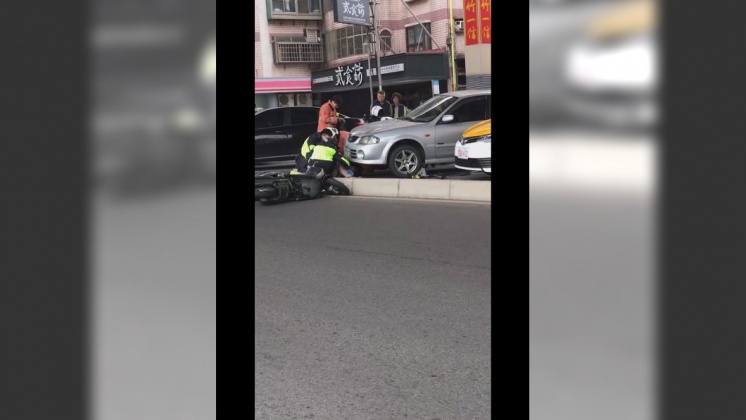 警消正合力搶救婦人。圖/翻攝自「新竹爆料公社」