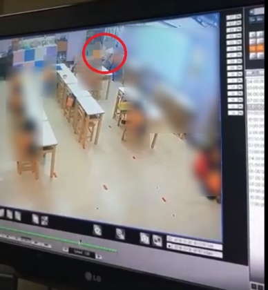 老師坐在在教室門口,打小孩的手3次。圖/翻攝靠北惡質幼兒園