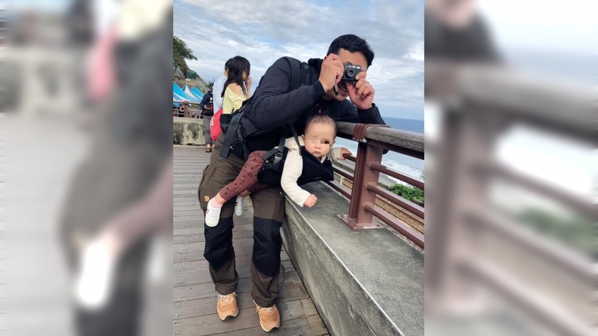爸爸開心拍照忘了胸前寶貝,女兒直接露出無奈表情。圖/翻攝自「爆怨公社」