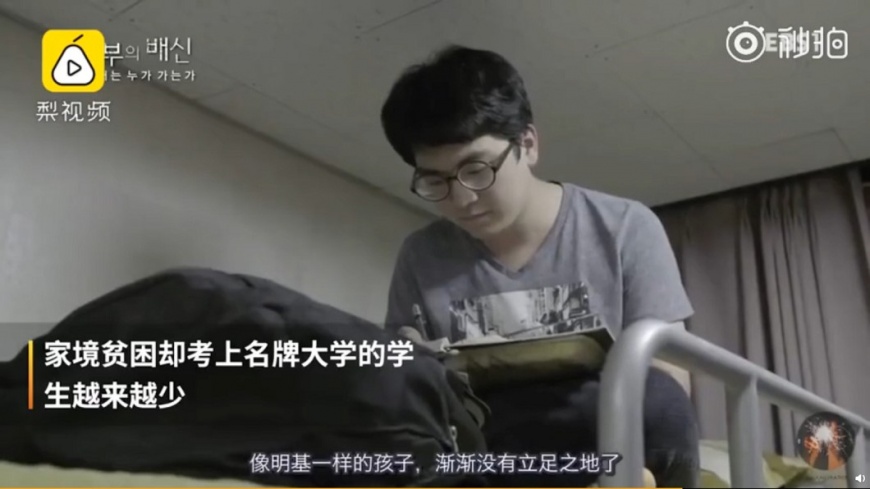 紀錄片中男學生明基。圖/翻攝自梨視頻